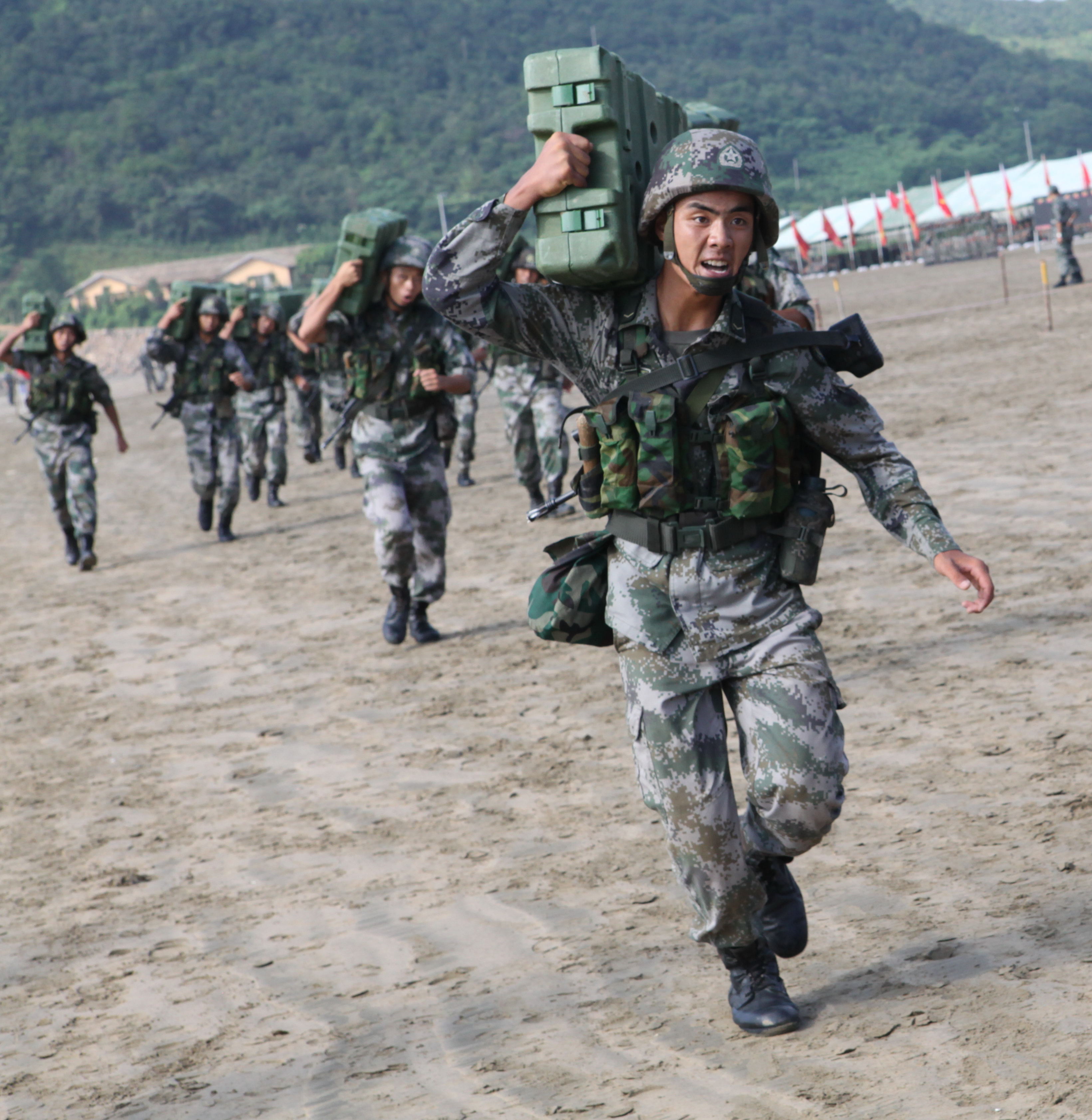 官兵們?cè)诟邷靥鞖庀氯蔽溲b進(jìn)行沙灘體能訓(xùn)練.jpg