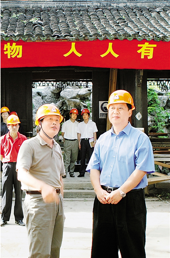 2006年6月10日，習(xí)近平在杭州專題調(diào)研文化遺產(chǎn)保護(hù)工作并慰問建設(shè)者。 本報(bào)記者 周詠南 攝